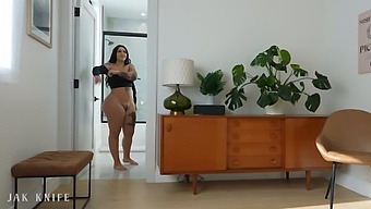 Mi Compañera De Piso, Con Un Culazo, Me Amenazó Con Tragarse Mi Polla - Roxanne Roselle